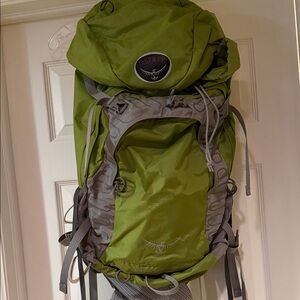 Osprey Airscape hiking backpack in green & gray L 68 liters 4,150 cub inch 4 lbs